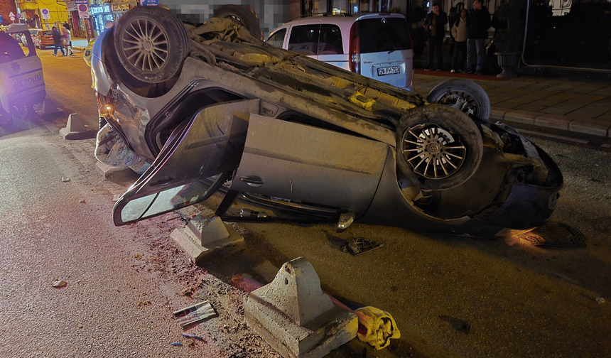 Eskişehir'de refüje çarpan araç takla attı: Sürücü araçta sıkıştı