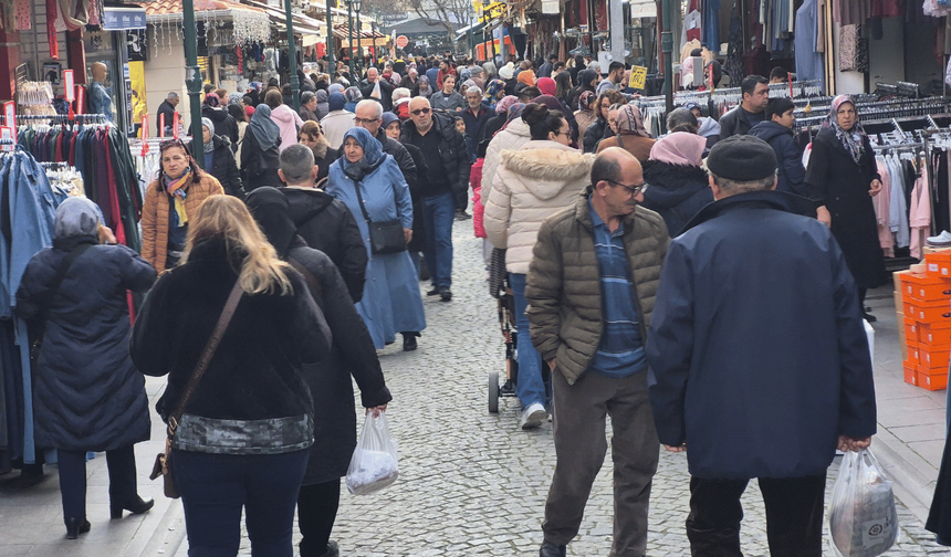 Eskişehir'de yazdan kalma bir gün! Güneşli havayı fırsat bilenler çarşıya akın etti
