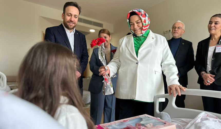 Ayşen Gürcan, tedavi gören vatandaşlarla bayramlaştı