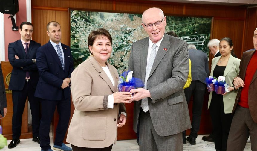 Kazım Kurt’tan mecliste kadınlara 8 Mart jesti