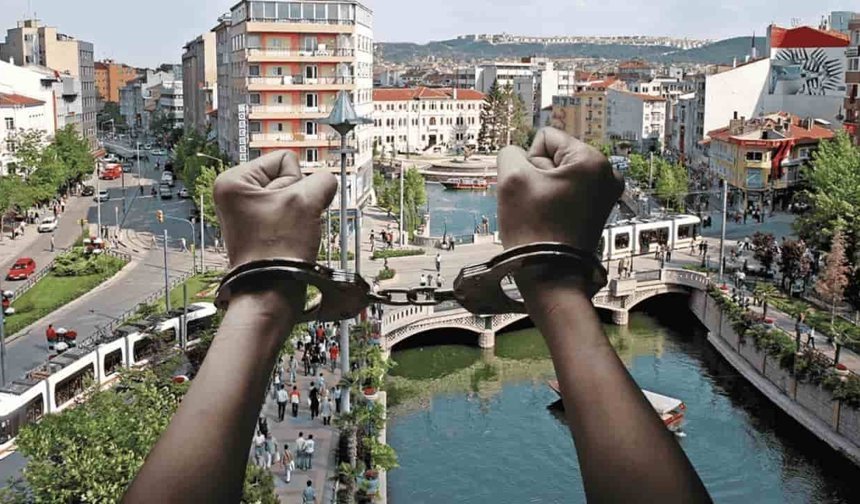 Eskişehir'de adliyeden kaçan cezaevi firarisi teslim oldu