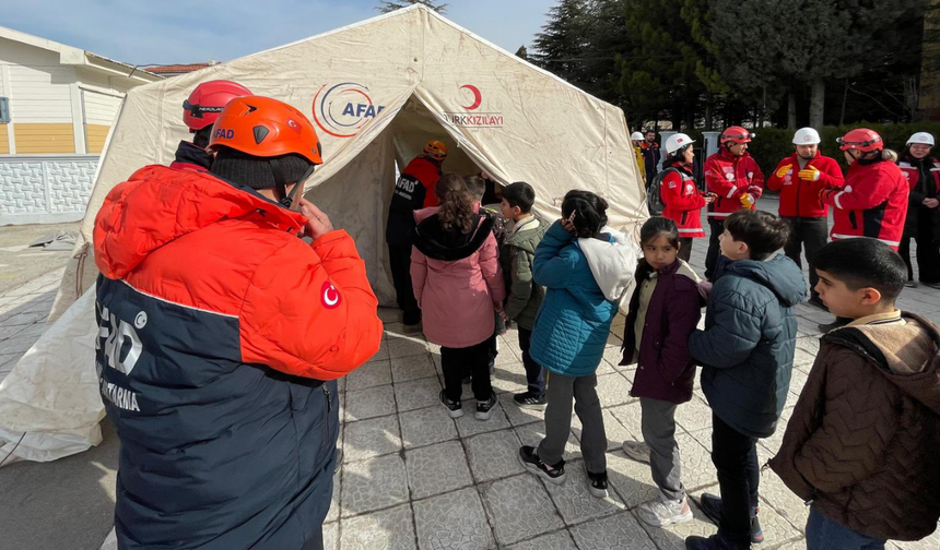 Eskişehir'de okulda “Deprem anı ve tahliye tatbikatı” gerçekleştirildi