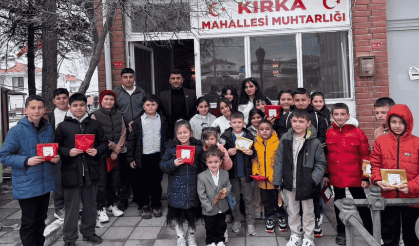 Eskişehir'de muhtar bayram sevincini çocuklarla paylaştı