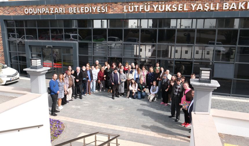 Eskişehir'de gençlerden anlamlı bayram ziyareti: Nesiller aynı sofrada buluştu