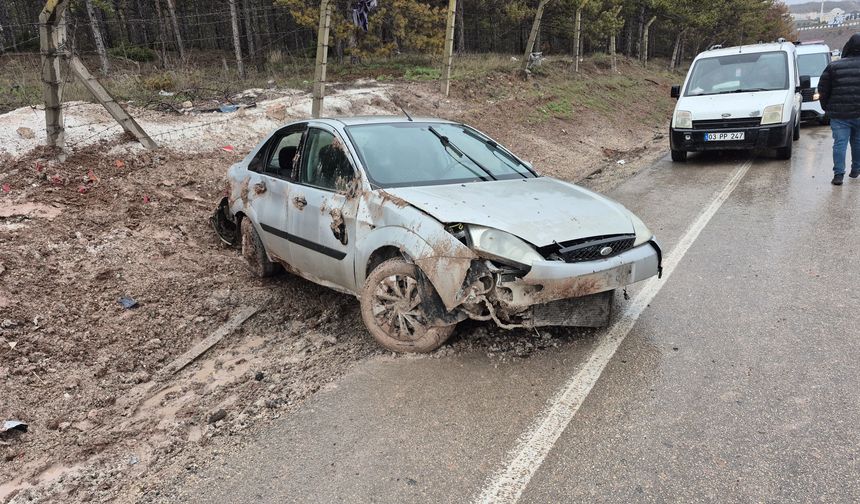 Eskişehir'de kontrolden çıkan araç yol kenarına savruldu: 3 kişi yaralandı