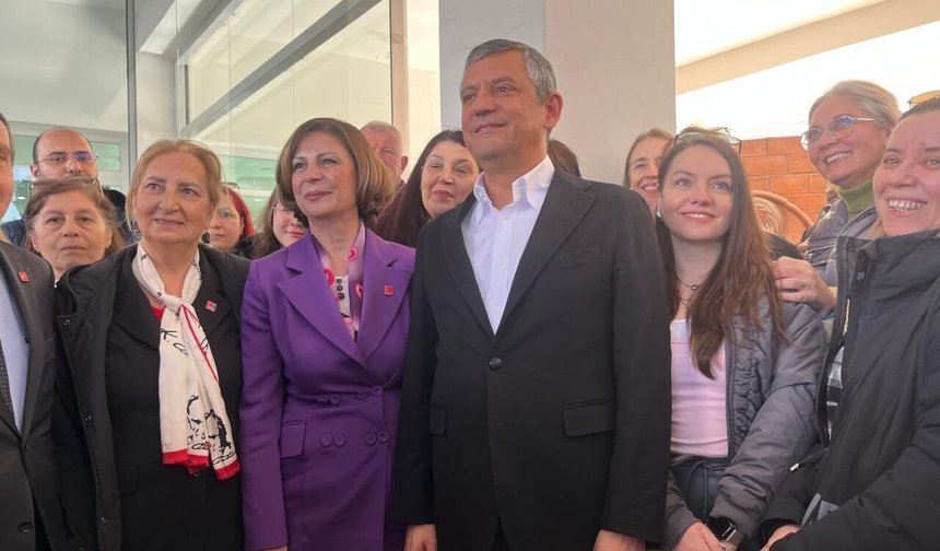 Özgür Özel Eskişehir’de kadın fotoğraf sergisinin açılışına katıldı