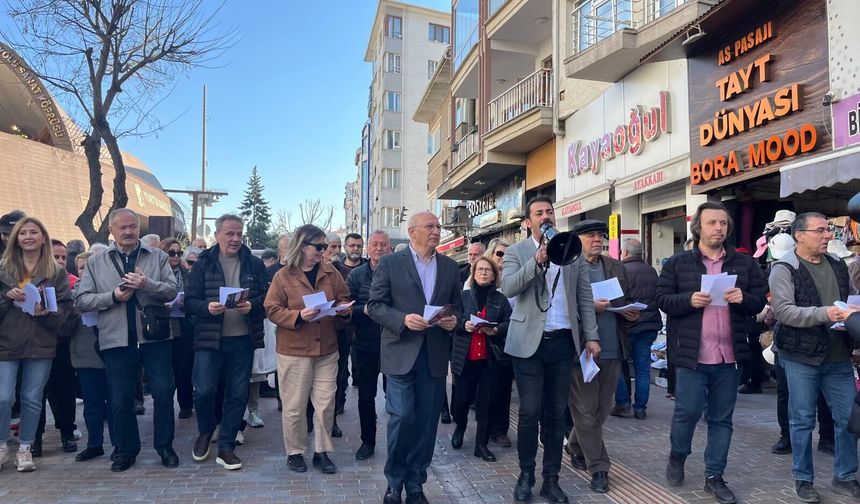 Özgür Özel’in emeklilere yazdığı mektup Hamamyolu’nda vatandaşlara dağıtıldı