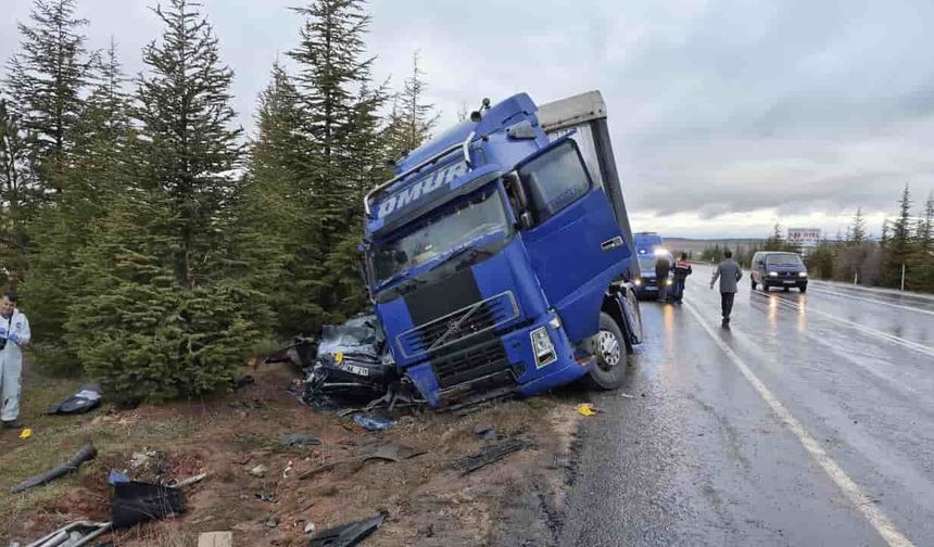 Eskişehir'de TIR otomobili altına aldı: 43 yaşındaki kadın hayatını kaybetti