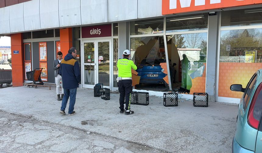 Eskişehir'de fren yerine gaza basınca olanlar oldu: Otomobil süpermarkete daldı