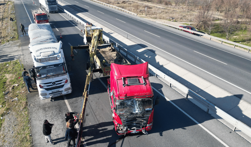 TIR ve yolcu minibüsü çarpıştı: 11 kişi yaralandı