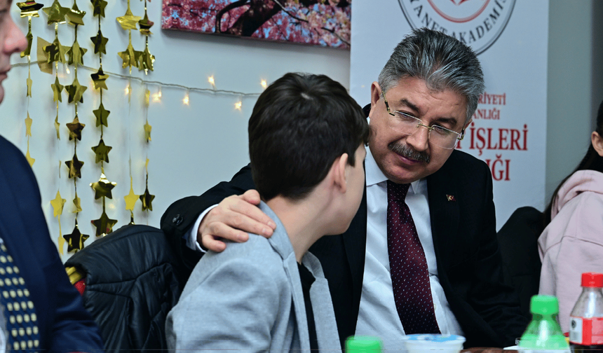 Vali Yılmaz öğrencilerle bir araya geldi: "Çocuklarımız mutlu olursa insanlık mutlu olur"