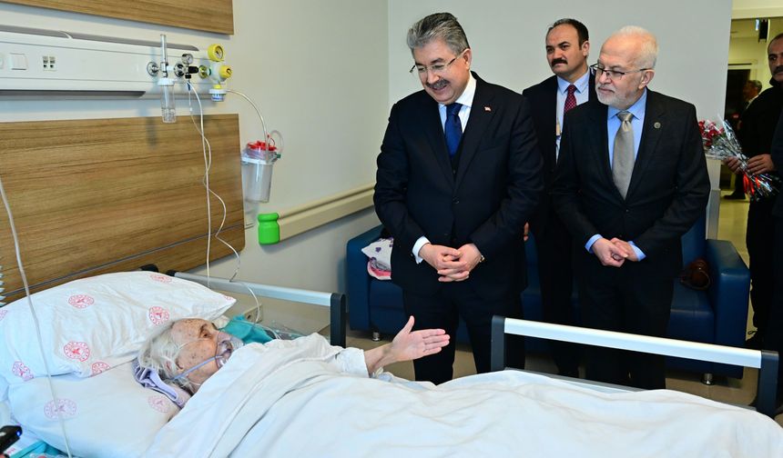 Vali Yılmaz bayram ziyaretlerini sürdürüyor: Tedavi gören hastaları unutmadı