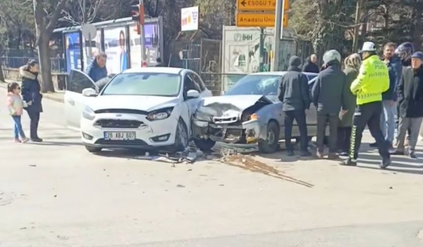 Eskişehir'de kaza yapan araç hurdaya döndü: Yaralı var