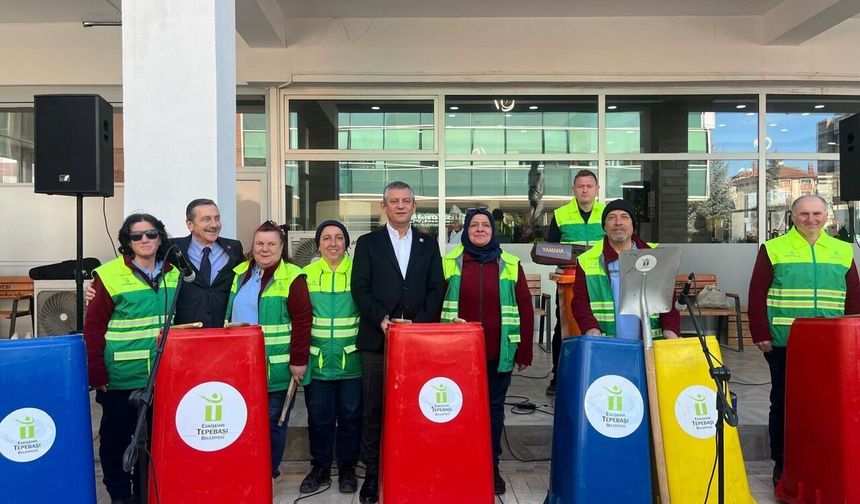 “Eko Şov” ekibi tarafından Özgür Özel için hazırlanan gösteri katılımcılara eğlenceli anlar yaşattı