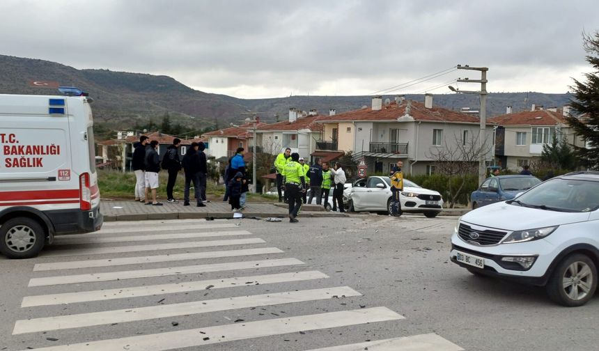 Eskişehir'de iki otomobil çarpıştı