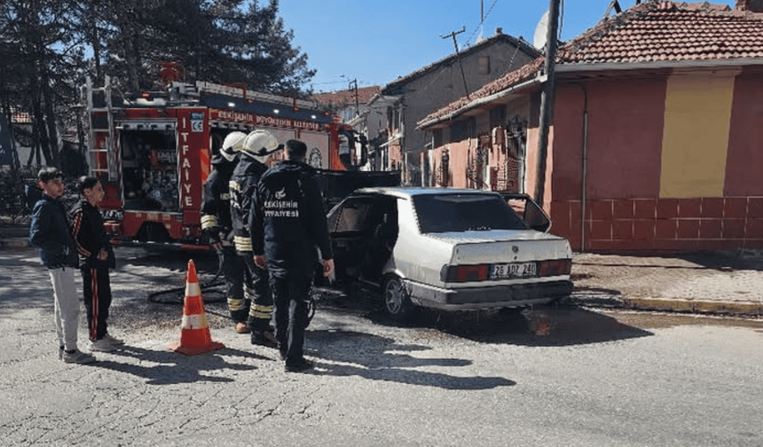 Eskişehir'de yanan otomobil küle döndü