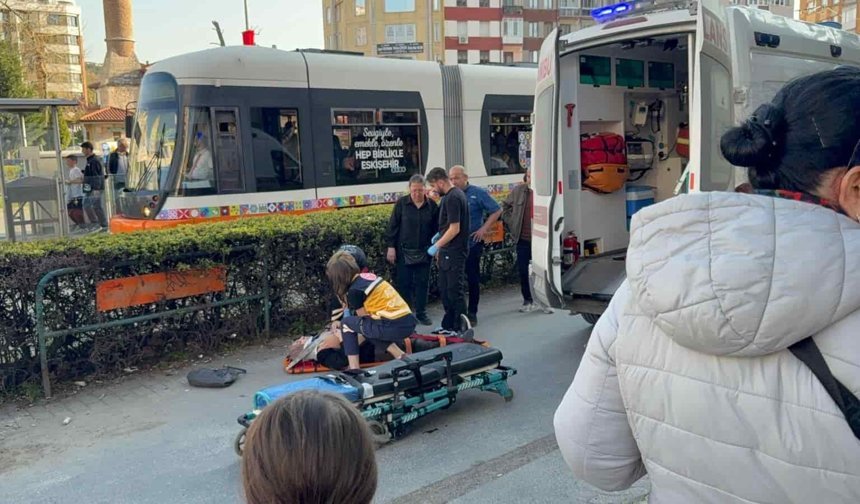 Eskişehir'de kaldırıma çıkan araç yayanın üzerinden geçti