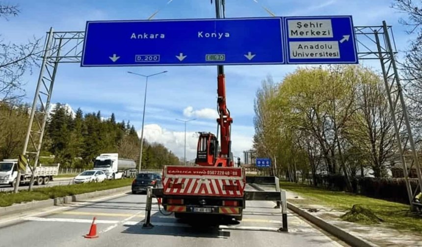 Eskişehir Çevre Yolu'nda 'tabela' çalışması trafiğe sebep oldu