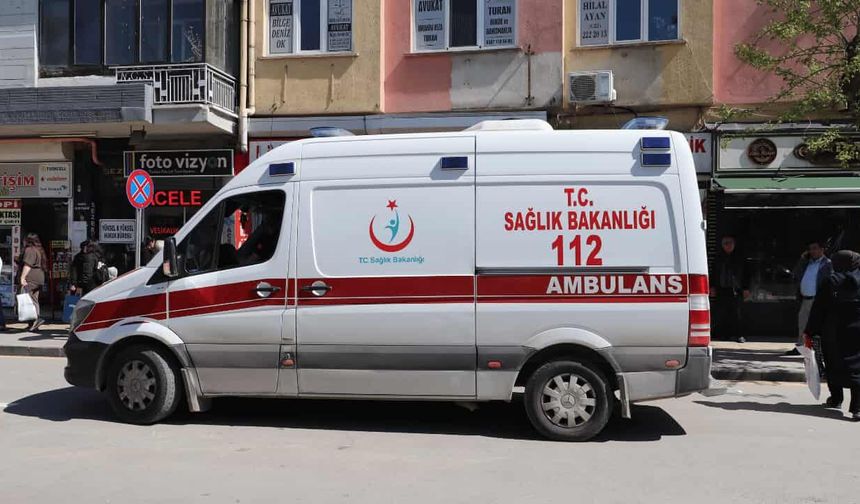 Aniden yola atladı, otomobilin altında kaldı: 5 yaşındaki çocuk hayat mücadelesi veriyor