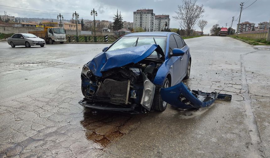 Eskişehir'de otomobil çöp kamyonuna çarptı: Hastaneye kaldırıldı