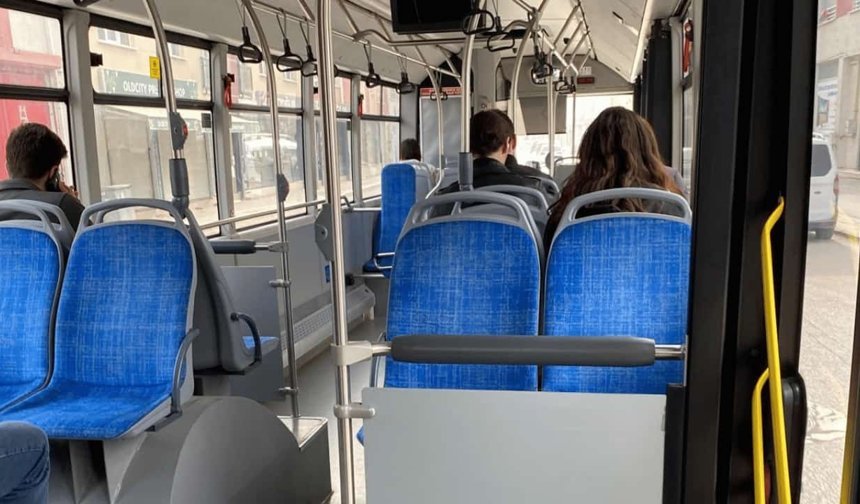 Eskişehir'de endişe sokağa yansıdı: Öğrenci dolu olan toplu taşıma araçları boş kaldı