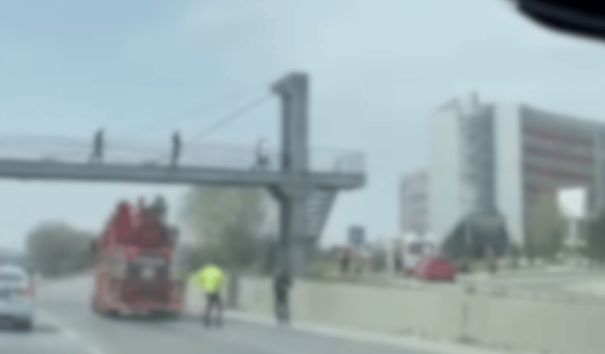 Eskişehir'de üst geçite çıkıp canına kıymaya kalktı