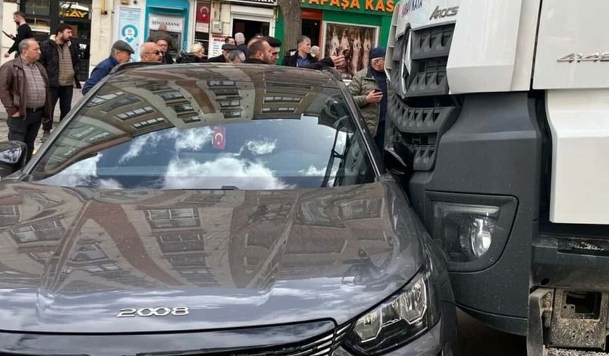 Eskişehir'de faciadan dönüldü: Kamyon otomobili sürükledi