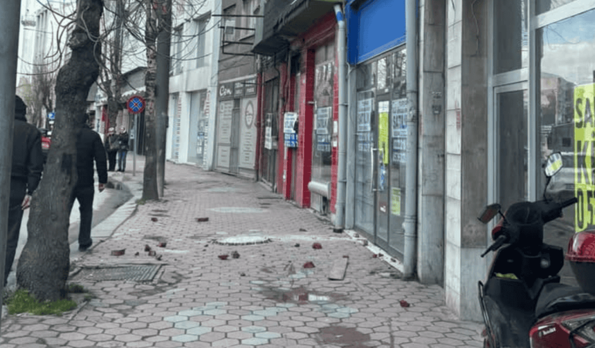 Eskişehir'de kıl payı kurtuluş: Binadan kopan parçalar kaldırıma düştü