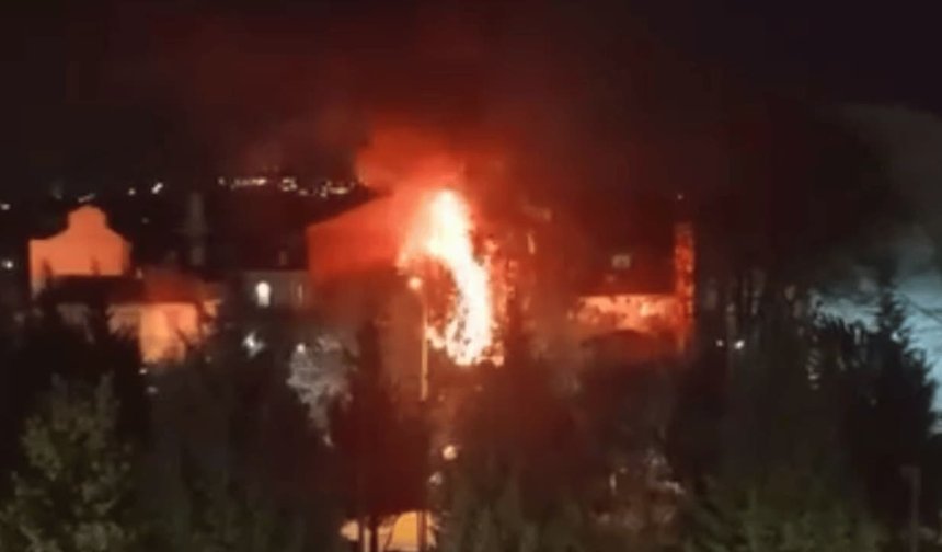 Eskişehir'de binada çıkan yangın diğer apartmanlara sıçradı: Alev alev yandı