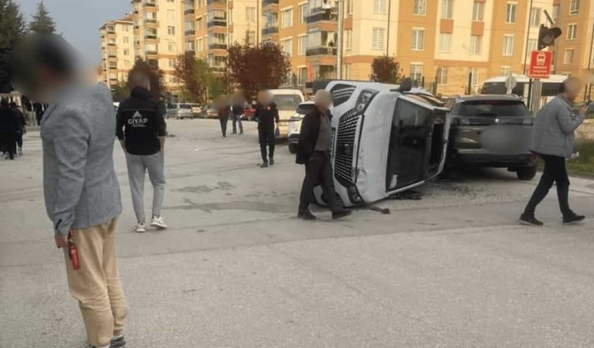 Eskişehir'de iki otomobil çarpıştı: Araç yan yattı