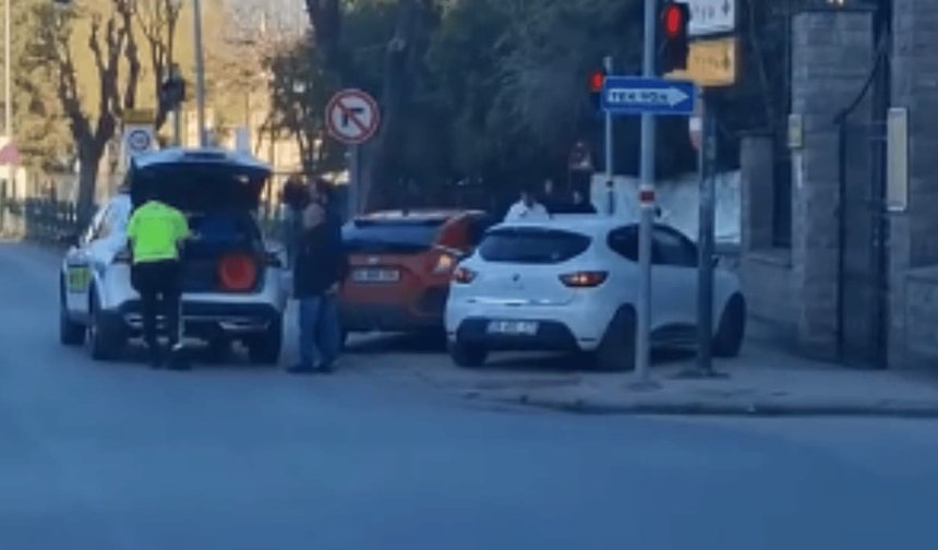 Eskişehir'de kaza: İki araç kaldırıma çıktı