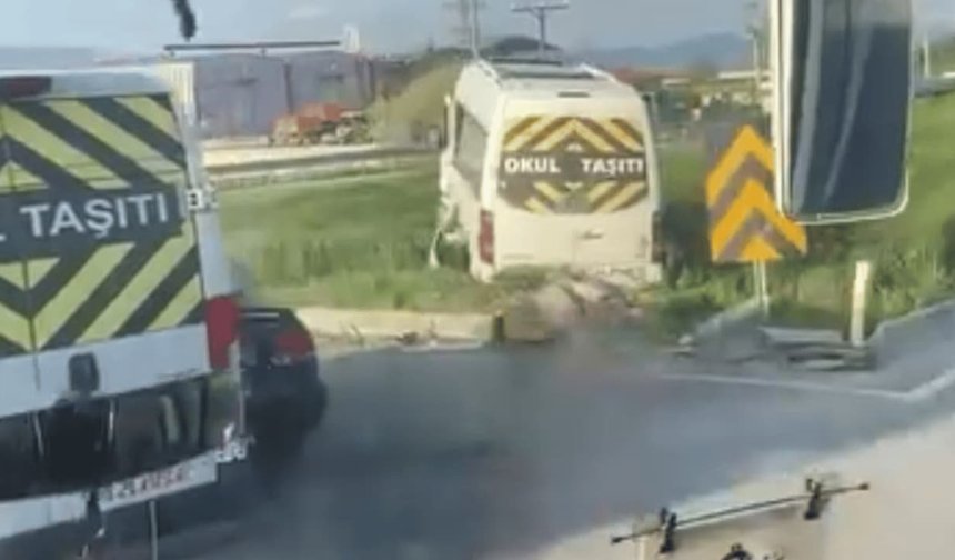 Eskişehir'de okul servisi ile otomobil çarpıştı: Çok sayıda yaralı var