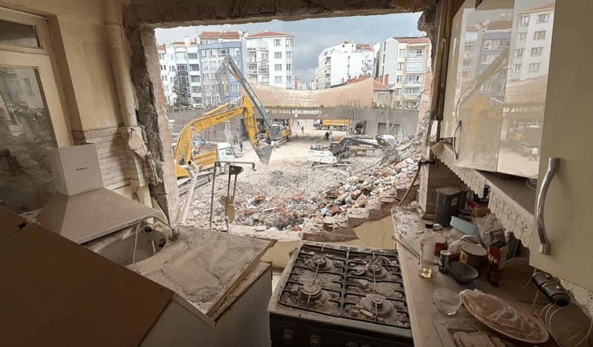 Eskişehir’de yıkım çalışmasında bir dairenin mutfağı zarar gördü: “Su boruları patladı”