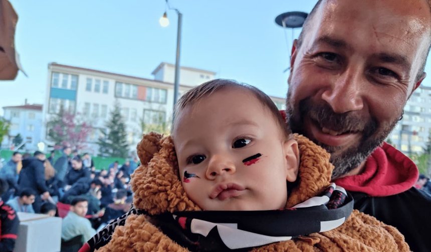 Yüzü boyalı minik taraftar ilgi odağı oldu