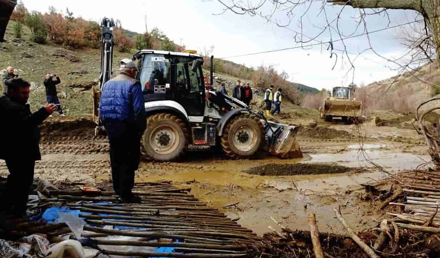 Gölet taştı, anne ve kızları canını zor kurtardı