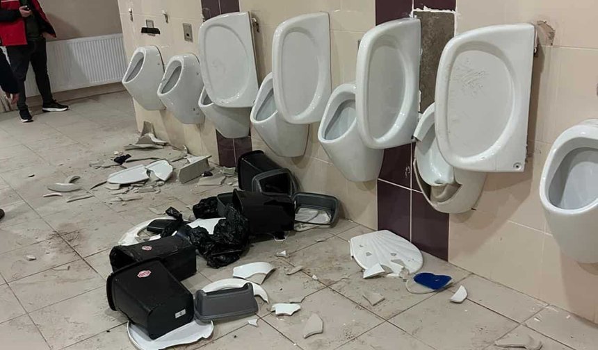 Balıkesirspor taraftarı Prof. Dr. Fethi Heper Stadyumu’ndaki tuvaletlere zarar verdi