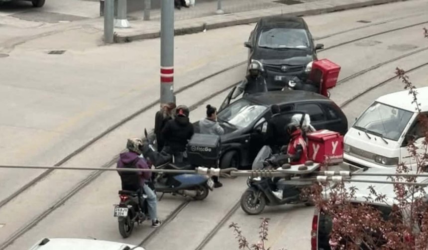 Eskişehir'de otomobil katener direğine çarptı