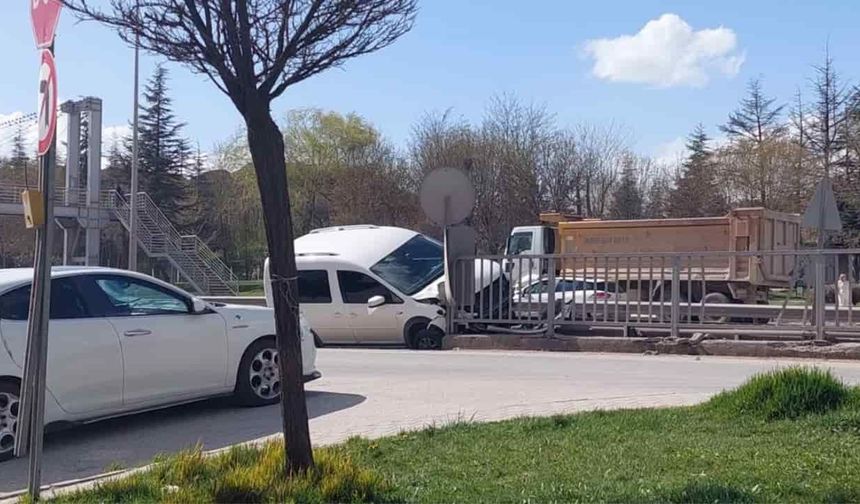 Eskişehir'de kontrolden çıkan araç, kavşak köşesine çarptı