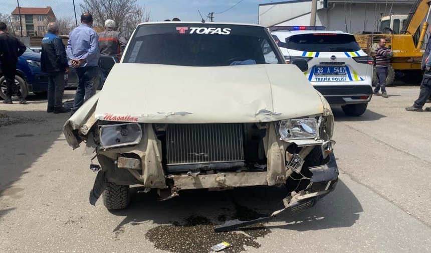 Eskişehir'de kaza: 2 otomobil çarpıştı, 4 araç hasar gördü