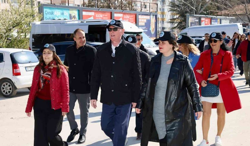 Başkan Kurt ve belediye personeli işe yürüyerek gitti