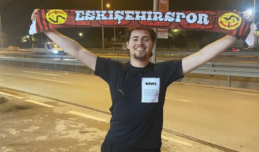 İspanyol spor yazarı Eskişehir'de! Atkıyla poz verdi