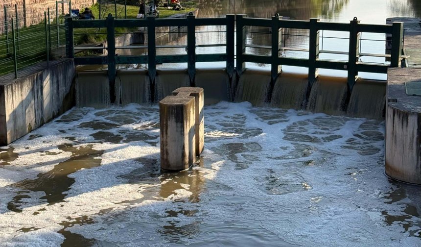 Porsuk Çayı'nda dikkat çeken görüntü: Köpükle kaplandı