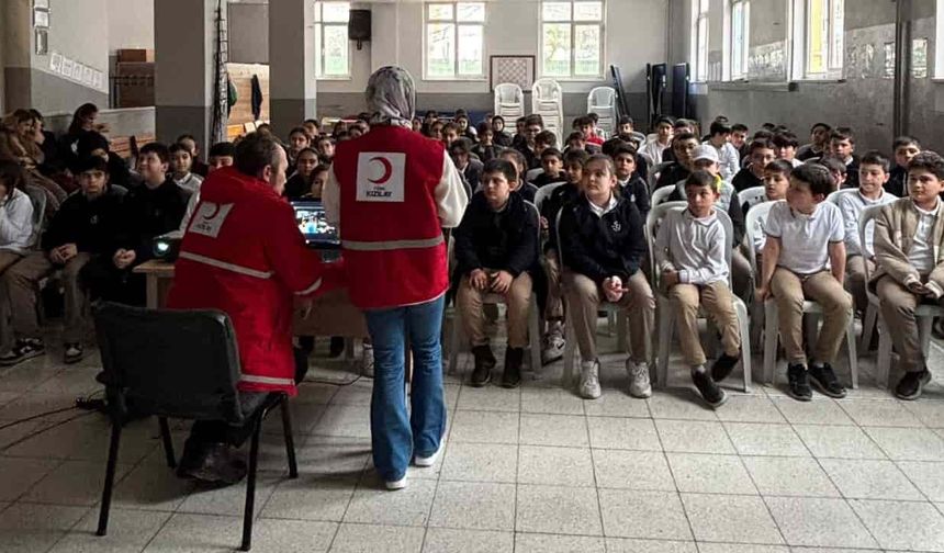 Suzan Gürcanlı Ortaokulu’nda afet bilinci ve iklim değişikliği konulu seminer düzenlendi