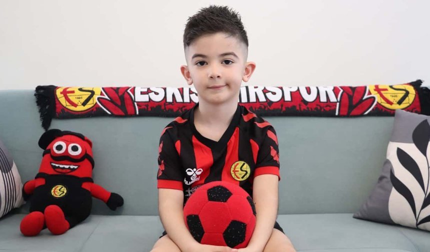 Eskişehir’de 5 yaşındaki minik taraftar hayalini bıraktı: Harçlıklarını Eskişehirspor’a bağışladı