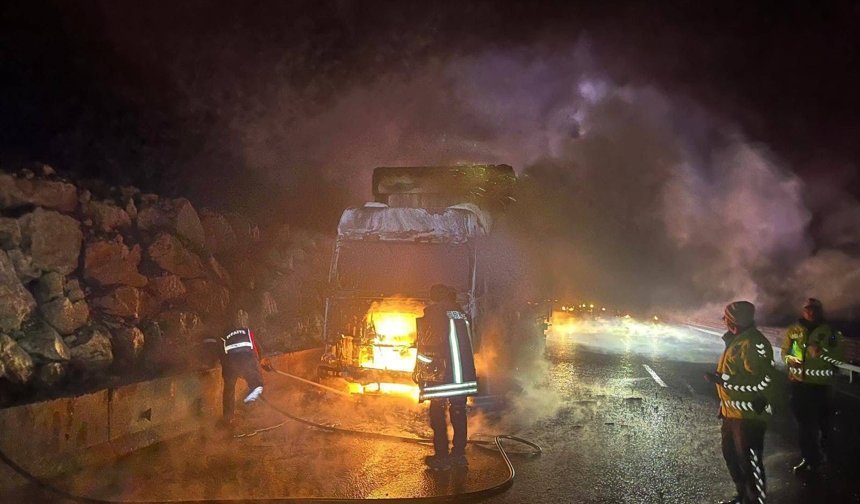 Eskişehir yolunda korku dolu anlar: TIR kullanılamaz hale geldi