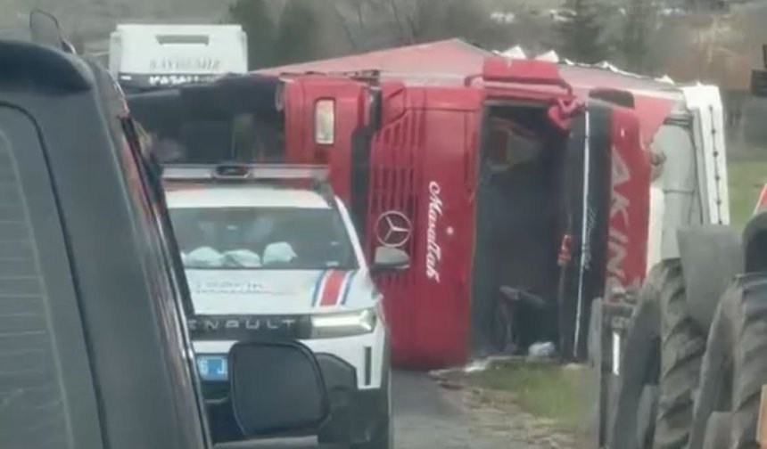 Eskişehir'de seyir halindeki TIR yan yattı
