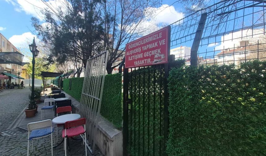 Eskişehir'de bulunan okulda şaşırtan tabela: "Öğrencilerle iletişime geçmek yasaktır"