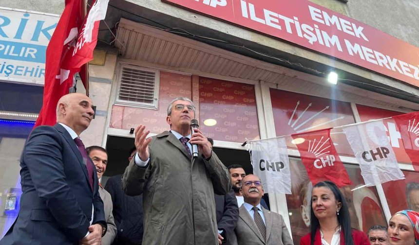 CHP yeni üyelerine rozet taktı: "Halkın iktidarını kurmaya var mısınız?"