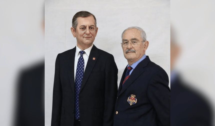 Yılmaz Büyükerşen, Özgür Özel'in heykelini yaptı