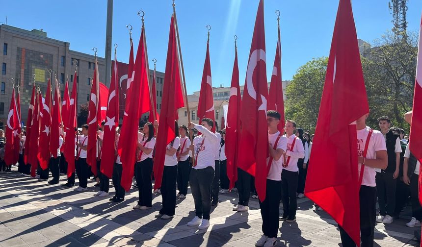 19 Mayıs kutlamaları Eskişehir’de çelenk sunma töreniyle başladı